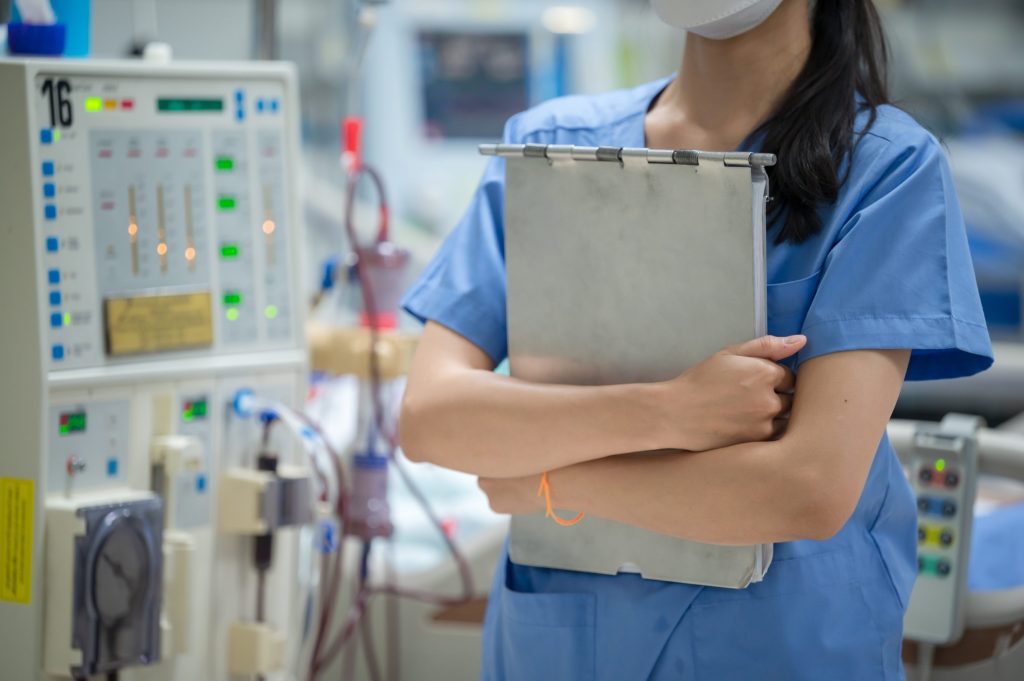 Conoce qu&eacute; es la enfermer&iacute;a en urgencia, su rol clave en la atenci&oacute;n de pacientes cr&iacute;ticos y las habilidades necesarias para actuar con rapidez y humanidad.